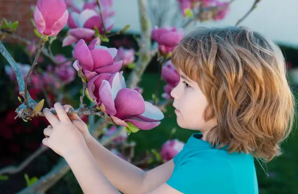 Ανακαλύπτοντας Φύση Παιδί Της Άνοιξης Δέντρο Λουλουδιών Χαριτωμένο Παιδί Στον — Φωτογραφία Αρχείου