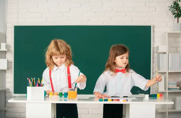 Okullu Kız Erkek Çocuklar Sınıfta Boya Renkleri Fırçalarla Resim Yapıyorlar — Stok fotoğraf