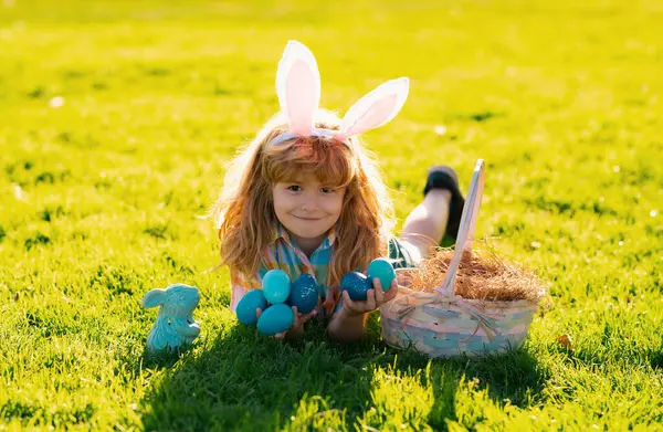 Frühlingsferien Junge Liegt Gras Und Findet Ostereier Junge Mit Ostereiern — Stockfoto