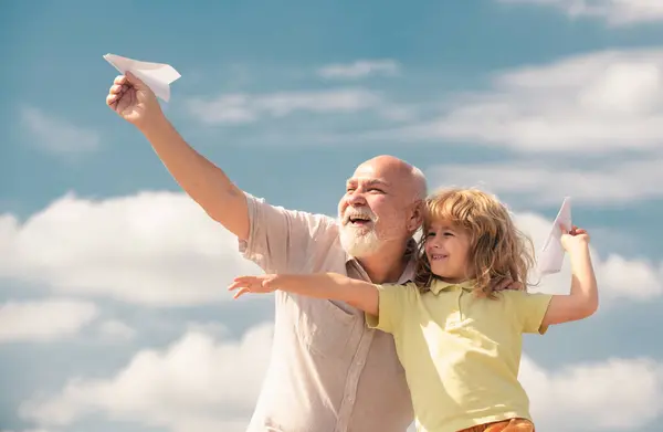 Yaşlı Büyükbaba Küçük Torun Oyuncak Kağıt Uçakla Yaz Gökyüzü Arka — Stok fotoğraf