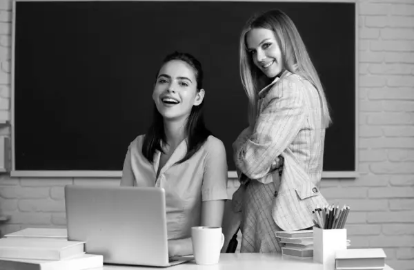 Estudiantes Chicas Hablando Entre Aula Universidad Aprender Prepararse Para Examen — Foto de Stock