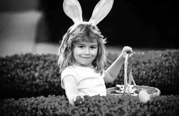 Chłopiec Wielkanocnymi Jajkami Króliczymi Uszami Leżący Trawie Zbieranie Jaj Przez — Zdjęcie stockowe