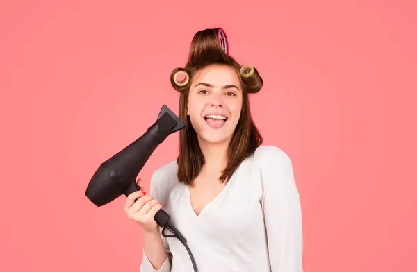 Saç Kurutma Makineli Komik Kadın Düz Saçlı Saç Kurutma Makinesi — Stok fotoğraf