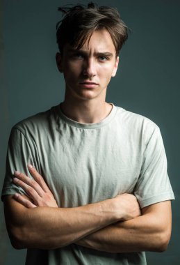 Yakışıklı, kendine güvenen, mükemmel saç stili, stüdyo resmi.