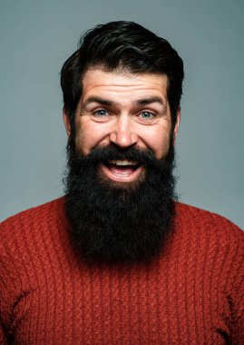 Mutlu gülümseyen genç adam yakın plan portresi. Olumlu insan yüz ifadeleri ve duyguları