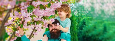 Babalar Günü için bayrak ya da bahar arka planında baba ve oğul