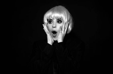 Şaşırmış genç bir kadının şok olmuş yüzü. Komik kadın şok olmuş yüz ifadesi. - İnanılmaz. El sallayan heyecanlı kadın portresi. Şaşırtıcı bir şekilde ağzını açtın.