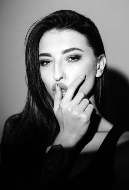 Mükemmel yüz derisi olan kız. Makyaj modası. Makyaj malzemeleri. Seksi görünüşlü güzel bir kız. Cilt bakımı. Kendine güvenen manken. Seksi kadın. moda ve güzellik. Genç ve tasasız.