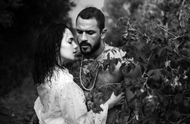 Seni seviyorum. İki aşık. Şehvetli çift öp. Romantik ve aşk kavramı. Hugs birlikte ve tensel dokunma. Kas latin aşığı olan tutkulu kadın. Tutku arzu