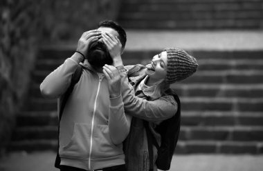 Genç aşık bir çift birlikte zaman geçirir. Erkeğin kucaklaması ve şehvetli bir kadını öpmesi