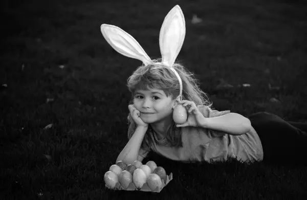 Junge Hasenohren Auf Ostereiersuche Liegend Auf Gras — Stockfoto