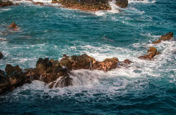 Meeressteinstrand Wellen Bunte Blaue Meer Hintergrund Das Konzept Von Sommerurlaub — Stockfoto