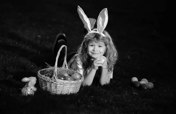 Dzieci Polujące Wielkanocne Jajka Parku Leżące Trawie Słodkie Króliczek Dziecko — Zdjęcie stockowe
