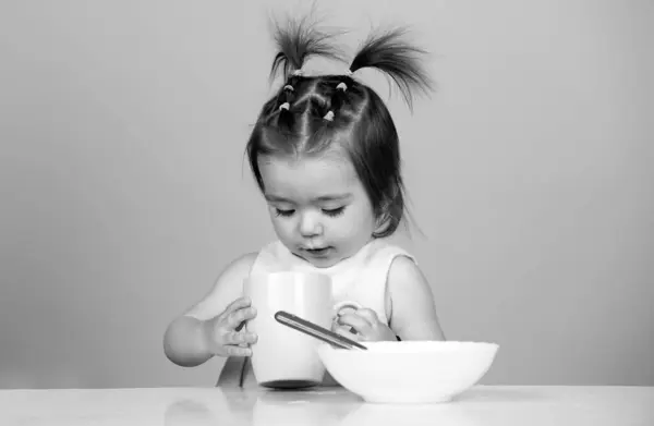 Schattig Baby Kind Eet Voedsel Baby Eten Babys Eerste Maaltijd — Stockfoto