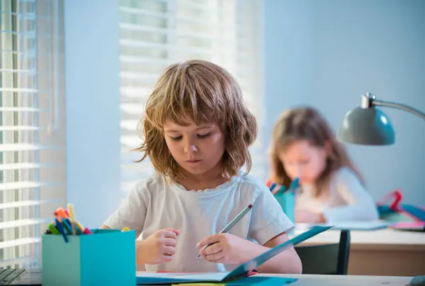 Słodki Uczeń Piszący Przy Biurku Klasie Podstawówce Uczeń Robi Test — Zdjęcie stockowe