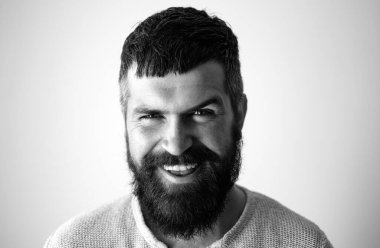 Mutlu gülümseyen sakallı adam portresi. İnsanların duyguları, yüz ifadeleri.