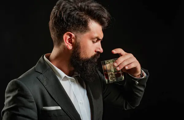Man Bartender Håller Glas Whisky Provsmakning Och Degustation Koncept Retro — Stockfoto