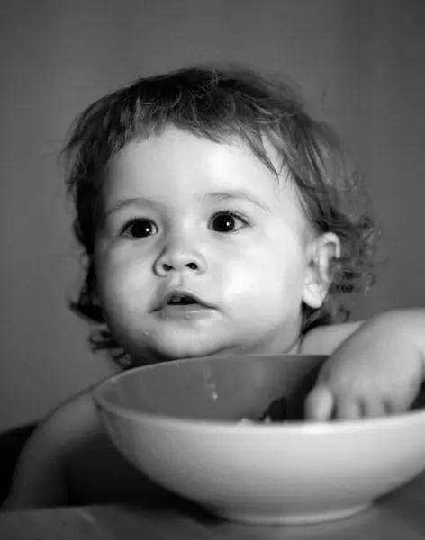 幸せな赤ん坊はスプーンで自分自身を食べる 子供のための健康的な栄養 面白い子供の顔をクローズアップ — ストック写真