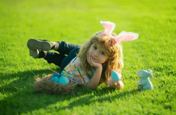 Bunny Chłopiec Polowanie Jaj Parku Zabawny Mały Króliczek Wielkanocny Dziecko — Zdjęcie stockowe