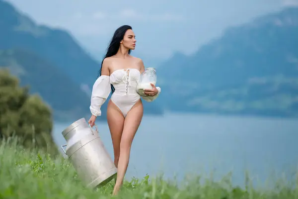 Seksi Süt Çamaşırlı Genç Bir Kadın Dışarıda Süt Içiyor Modeller — Stok fotoğraf