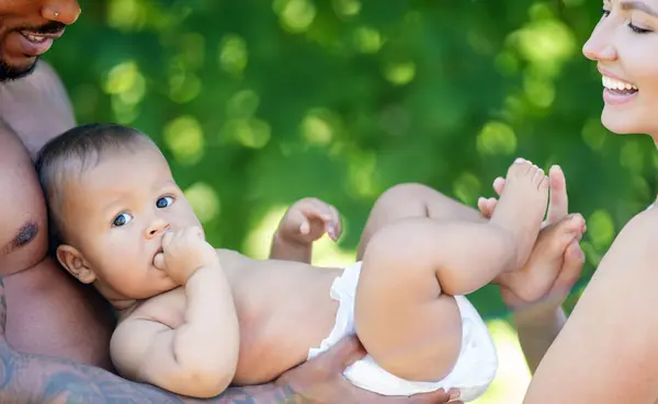 Glückliches Zweirassiges Baby Das Zweirassige Baby Liegt Auf Den Händen — Stockfoto