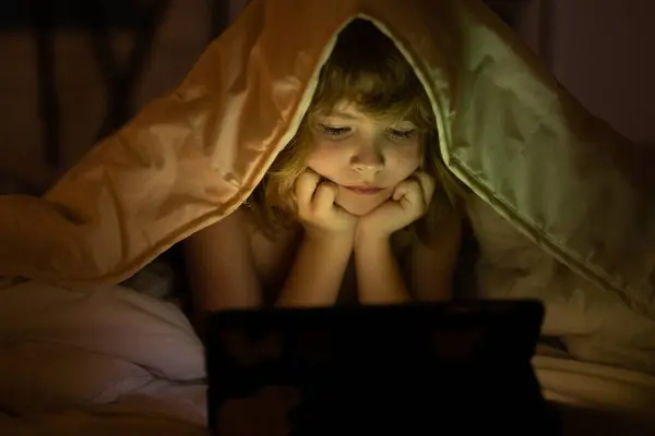 Cuento Para Dormir Niño Acostado Cama Navegando Por Internet Tableta — Foto de Stock