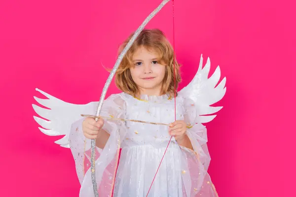 古皮箭击中心脏 爱情之箭 情人节那天 天使般的孩子从弓箭射出一支爱情之箭 圣诞节的孩子小丘比特天使的孩子有翅膀 天使般的孩子的工作室肖像 — 图库照片