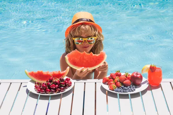 Criança Verão Piscina Comendo Frutas Bebendo Coquetel Limonada Crianças Saudáveis — Fotografia de Stock