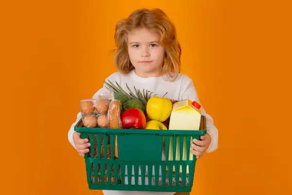 野菜のスーパーで子供 買い物かご付きの子供 店舗や食料品店で食べ物を選ぶ子供 — ストック写真
