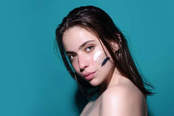 Feche Jovem Mulher Aplicando Creme Rosto Skincare Conceito Cosméticos Cuidado — Fotografia de Stock