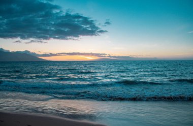 Mavi denizli tropik plaj arka planı. Tatil ya da yaz konseptinde rahatlama