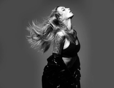 Moda elbisesi giyen çekici bir kadın. Stüdyoda manken. Moda Modeli