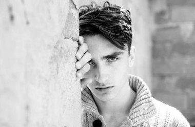 Yakışıklı bir gencin yakın portresi.