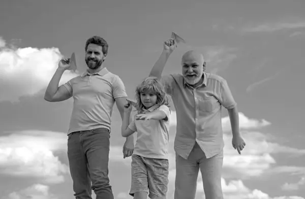 Tres Generaciones Hombres Juntos Retrato Hijo Sonriente Padre Abuelo Con —  Fotos de Stock
