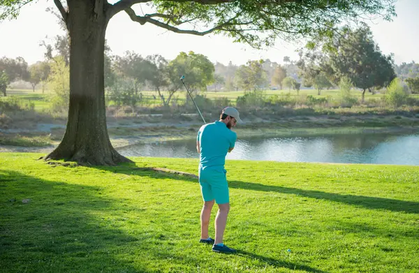 Golfista Golpeando Tiro Golf Con Club Curso —  Fotos de Stock