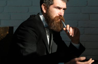 Sınıfta öğretmen ya da profesör. Ciddi, olgun bir öğretmeni tatmin ettim. Olgun profesör, orta yaşlı öğretmen. Konsept çalış. Ciddi öğretmen, kendinden emin profesör konsepti.