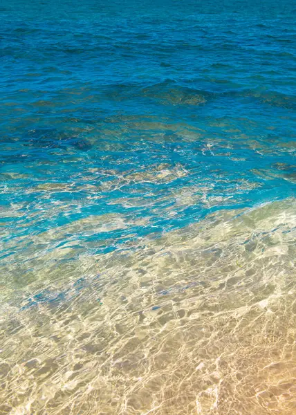 Deniz soyut ya da dalgalı su dokusu arka planı. Su yüzeyinin dokusunu su sıçramaları ve dalgalarla sakinleştir. Soyut doğa geçmişi. Mavi okyanus suyunun yüzeyi