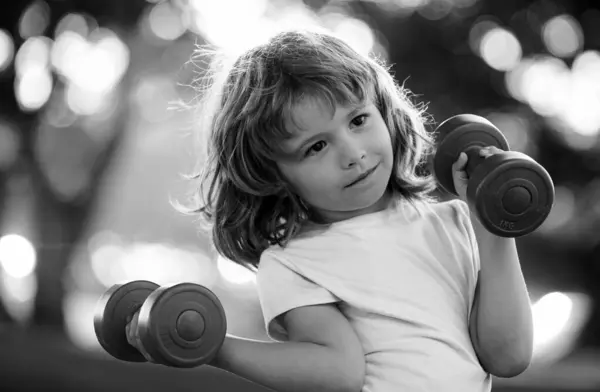 Lustiger Junge Macht Übungen Mit Hanteln Sommerpark — Stockfoto