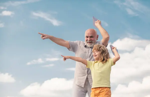 Junger Enkel Und Alter Opa Spielen Mit Spielzeugpapierflugzeug Vor Sommerlichem — Stockfoto