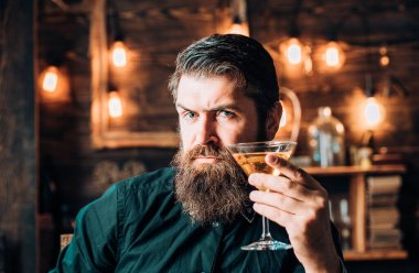 Retro bar. Barda oturan sakallı adam. Barda otururken olcohol içen yakışıklı adam