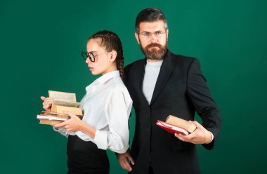 Gülümseyen küçük bir kız öğrenci ve okul üniformalı bir öğretmen. Eğitim, lise ve halk konsepti