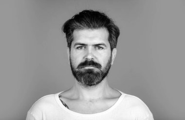 İnsanlar duygu konseptini ifade eder. Ciddi bir adamın portresi.