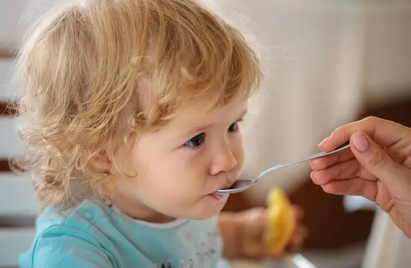 Ruokinta Vauva Äiti Antaa Terveellistä Ruokaa Hänen Ihana Lapsi Kotona — kuvapankkivalokuva