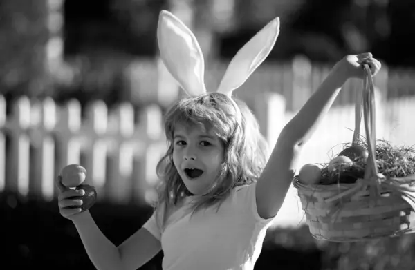 Nadšené Dítě Velikonočním Košem Chlapec Loví Velikonoční Vajíčka Dítě Velikonočními — Stock fotografie