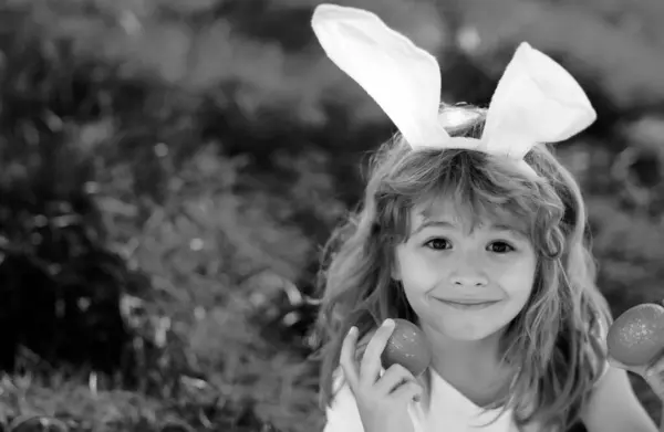 Paskalya Tavşanı Şirin Yüzlü Çocuk Çocuklar Paskalya Yumurtası Avlıyor Doğada — Stok fotoğraf