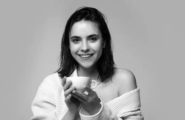 Una Joven Feliz Sonriente Bebe Café Mujer Con Taza Café —  Fotos de Stock