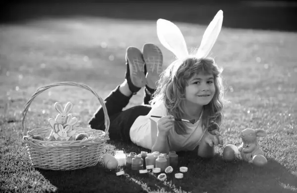 Дитячий Хлопчик Костюмі Кролика Вухами Кролика Який Малює Великодні Яйця — стокове фото