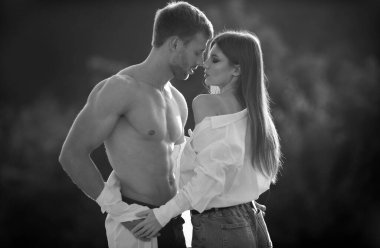 Seksi aşıklar. Aşk yaşayan romantik çift, aşkı hisseden kadın ve erkek, aşktan zevk alır. Hoş bir çift.