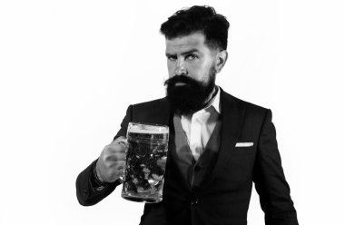 Sakallı ve bıyıklı hippi iş gününden sonra bira içer. Bira zamanı. Yakışıklı barmen elinde büyük bir bardak bira tutuyor.