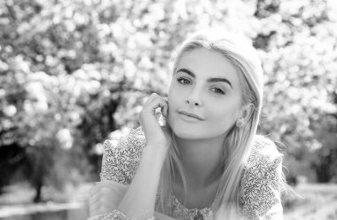 Çiçekli bahar kızları. Çimlerde düşler, bahar kadını